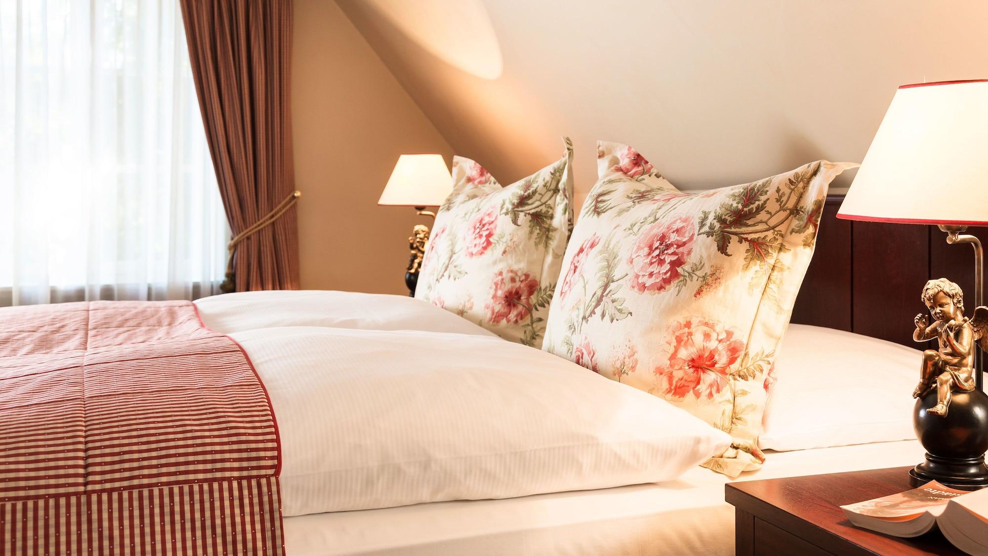 Althoff Hotel Fürstenhof Celle Exterior foto A bed with cushions