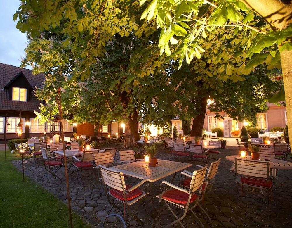Althoff Hotel Fürstenhof Celle Exterior foto The courtyard of the restaurant