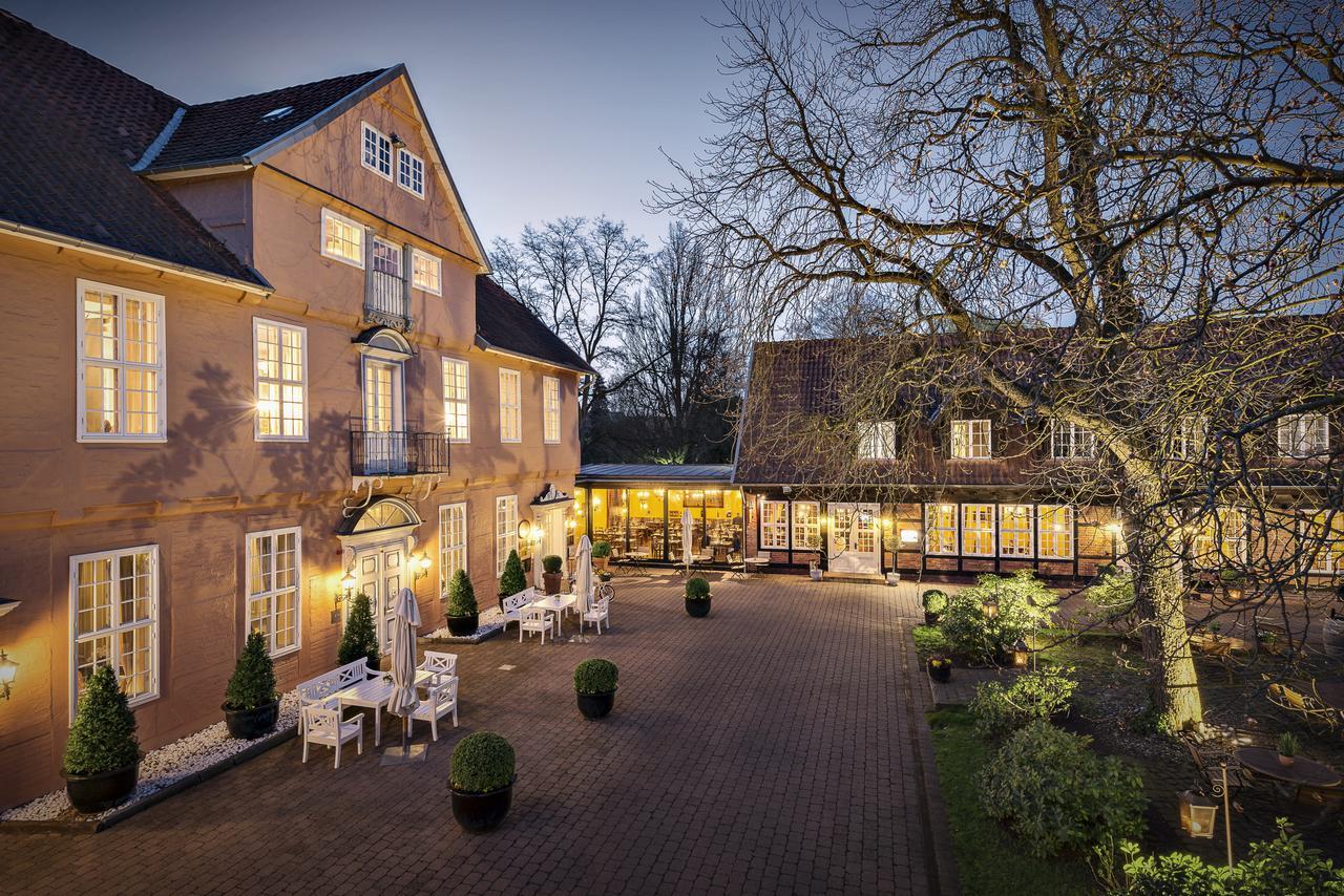 Althoff Hotel Fürstenhof Celle Exterior foto The hotel's courtyard